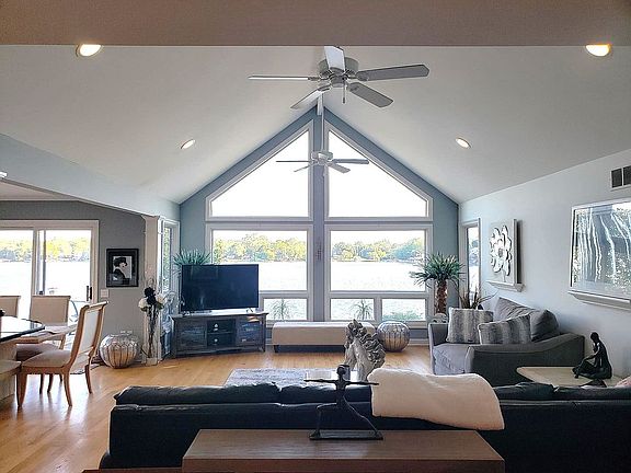 4th image of 4386 Island Park Dr