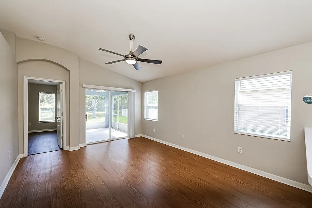 3 bed, 2.0 bath, 1382 sqft, $2,035 — Photo 3