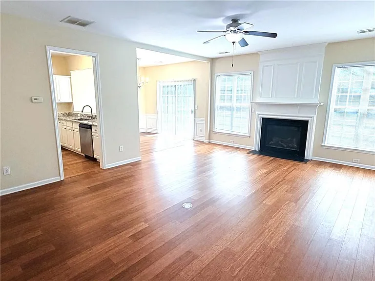 2380 Fairlie Dr — Photo 3