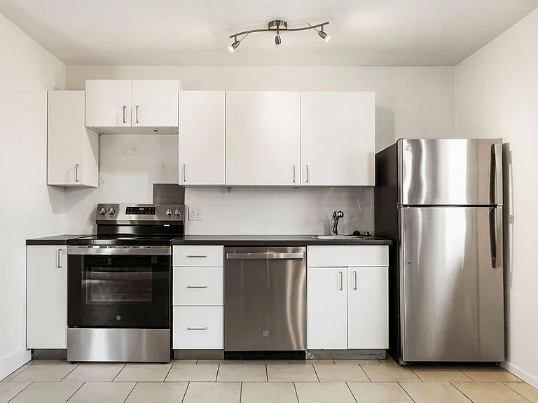521 Sinclair St — Photo 2
