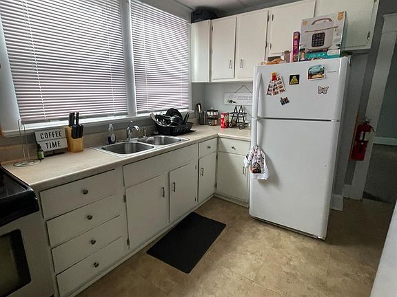 4th image of 200 Bell St