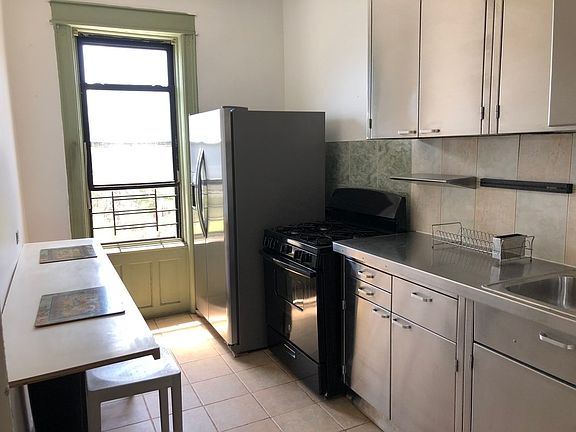 5th image of 432 Irving Ave #2B
