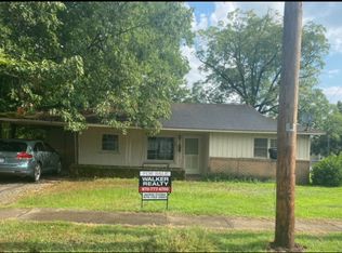 821 W 6th St, Hope, AR 71801
