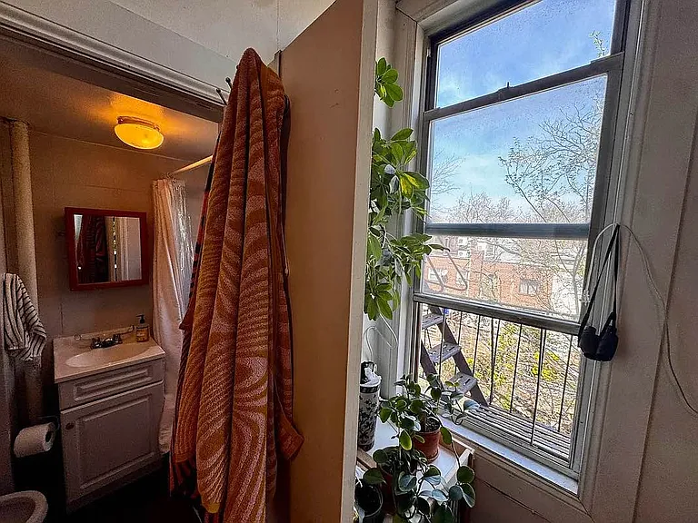 955 Metropolitan Ave #2R — Photo 10