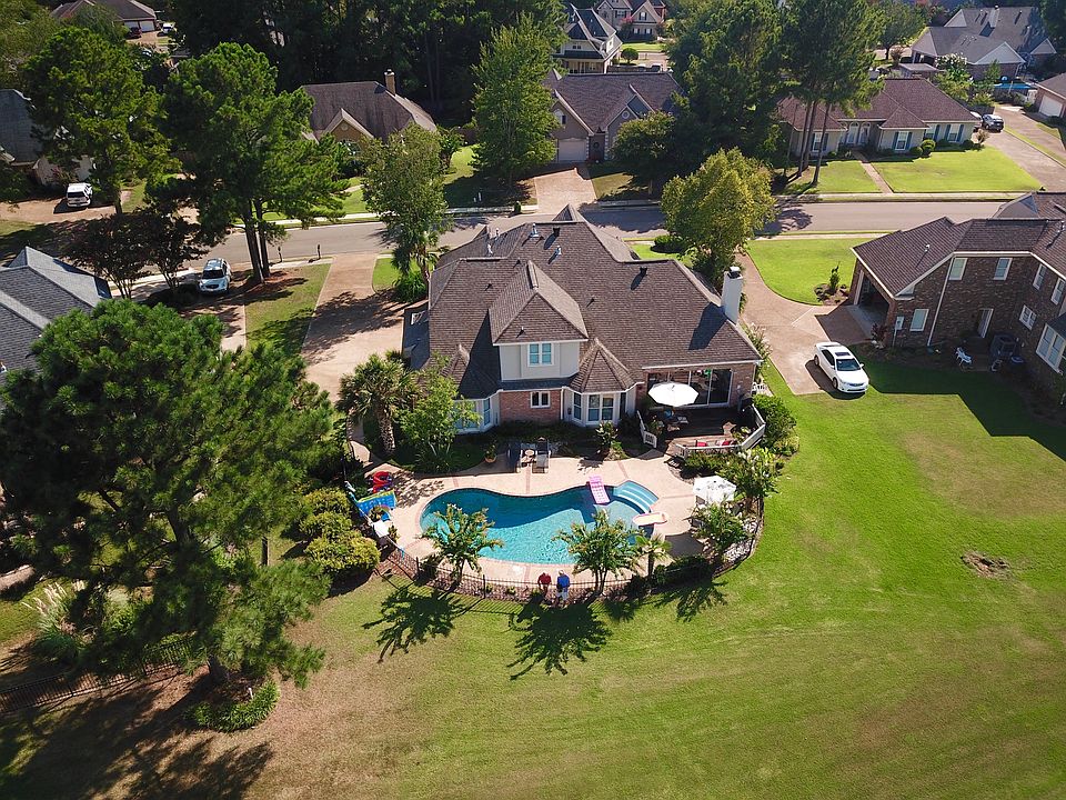 1st image of 119 Woodlands Green Dr