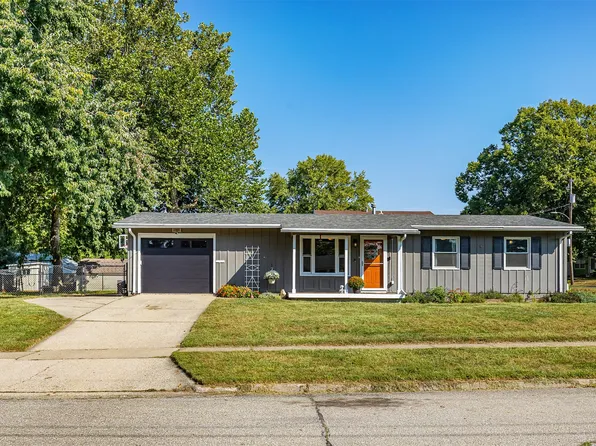 3900 Rolling Green Dr, Urbandale, IA 50322