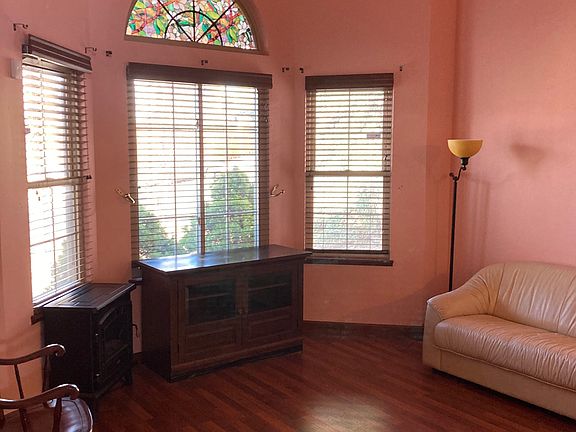Front Room (15x13)
Large with Vaulted Ceiling
