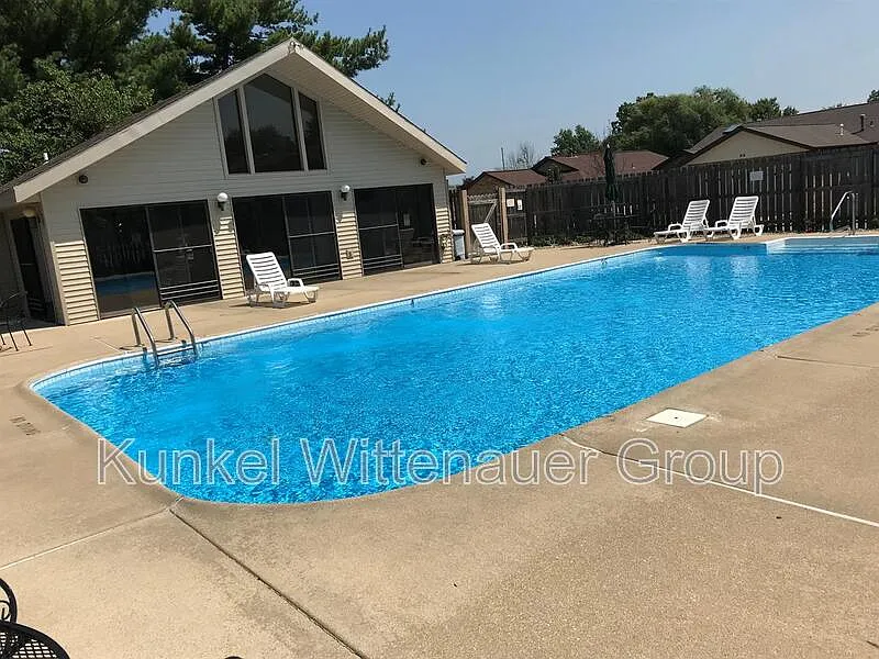 2 bed, 1.0 bath, 1008 sqft, $1,295 — Photo 2