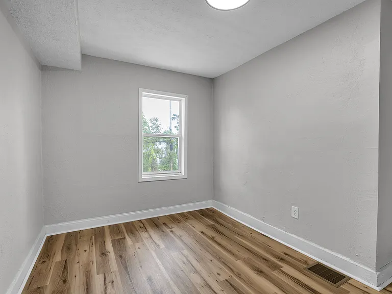 411 N Oakland Ave — Photo 17