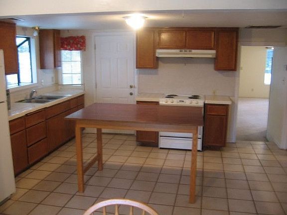 Kitchen w/Garden Window, Tile Floor & Counters