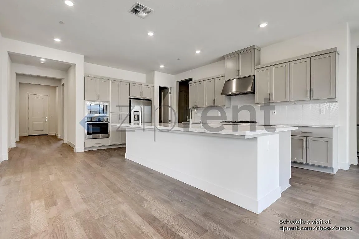 4 bed, 3.5 bath, 2914 sqft, $3,300 — Photo 4