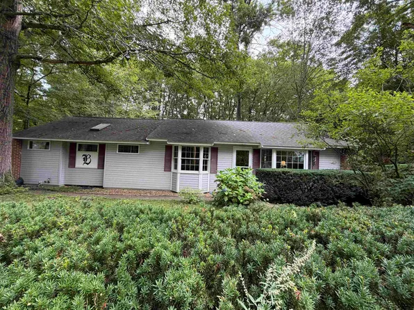 226 Amesbury Road, Kensington, NH 03833