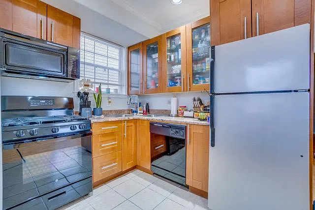 196 Zabriskie St #4 — Photo 2
