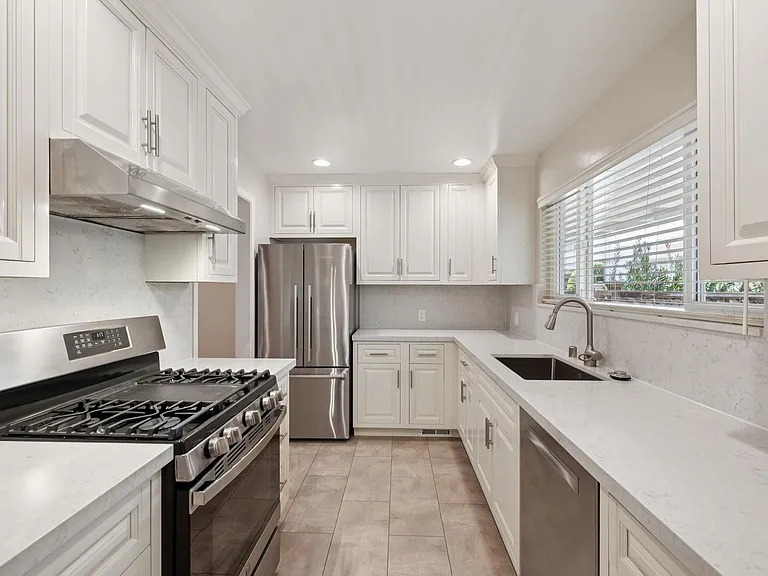 Luxury Apartment Available in gated Community downtown Palo Alto! — Photo 7
