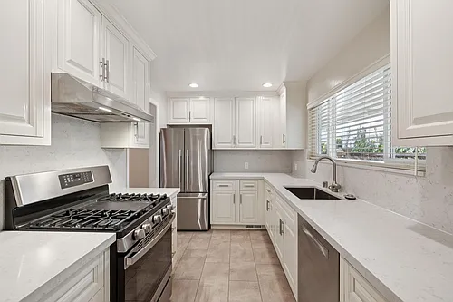 Luxury Apartment Available in gated Community downtown Palo Alto! Photo 1