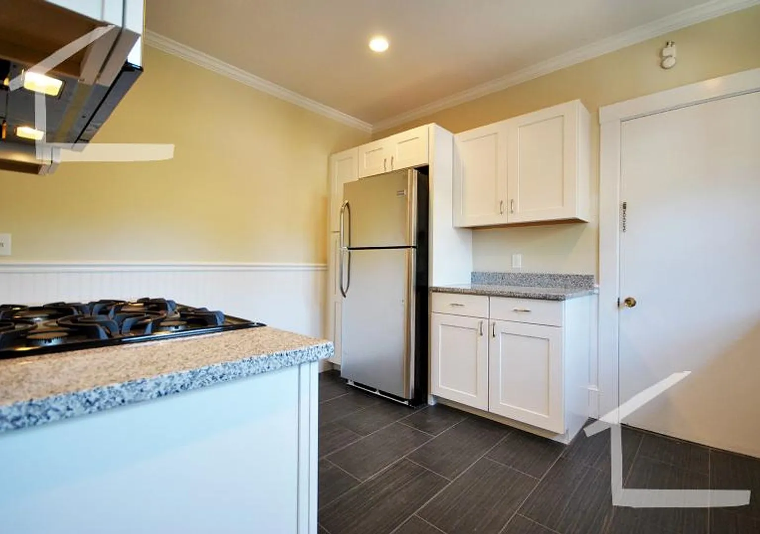 Nicely renovated 4 bed in Oak Square for September! — Photo 4