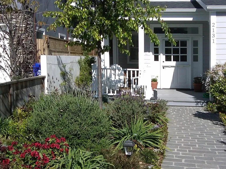 2131 N Valley Dr — Photo 2