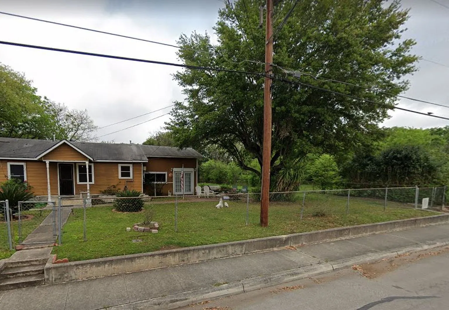 Spacious Home Near Downtown — Photo 4