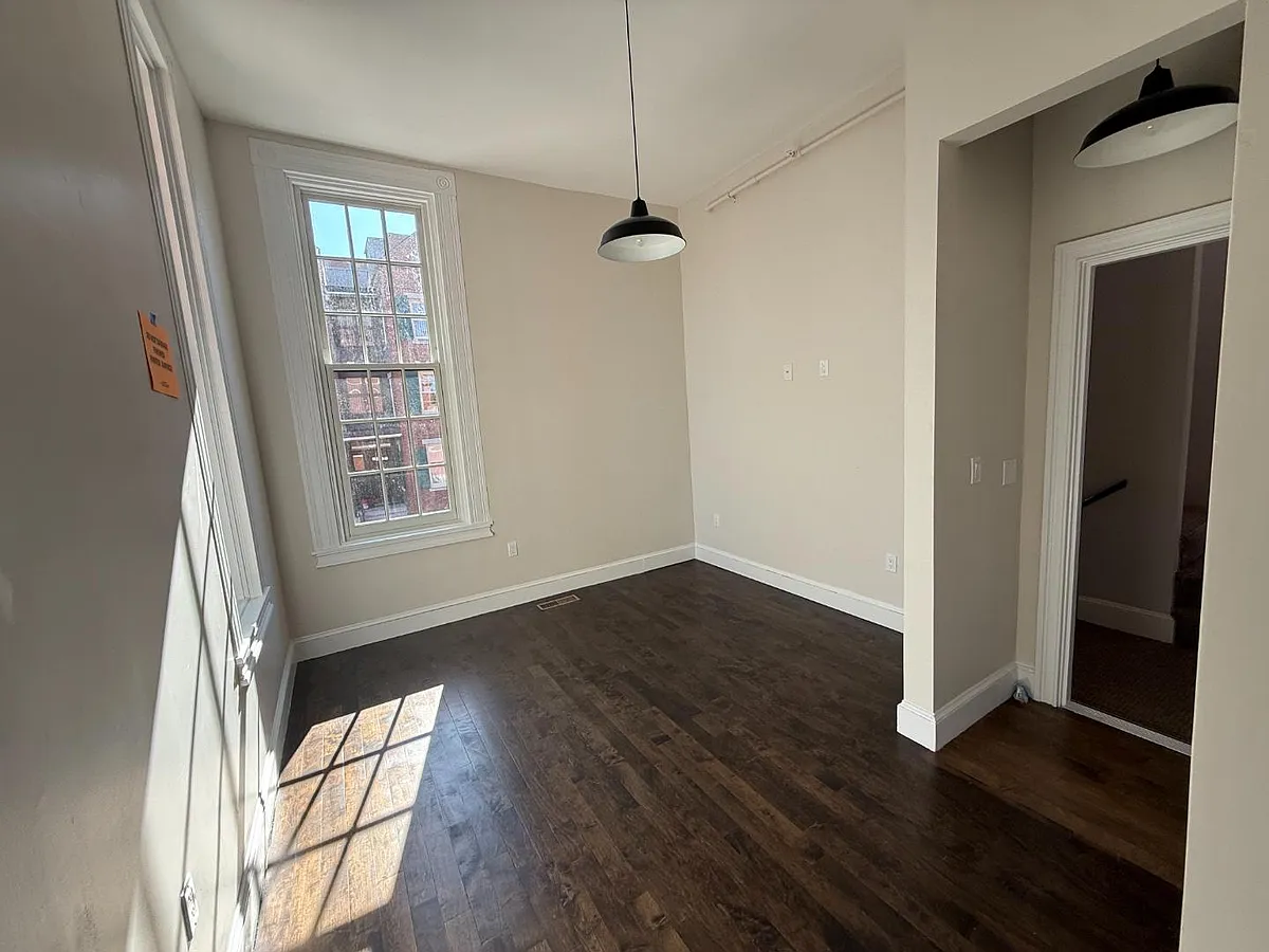 Unit Photo - 31 Kirk St #3