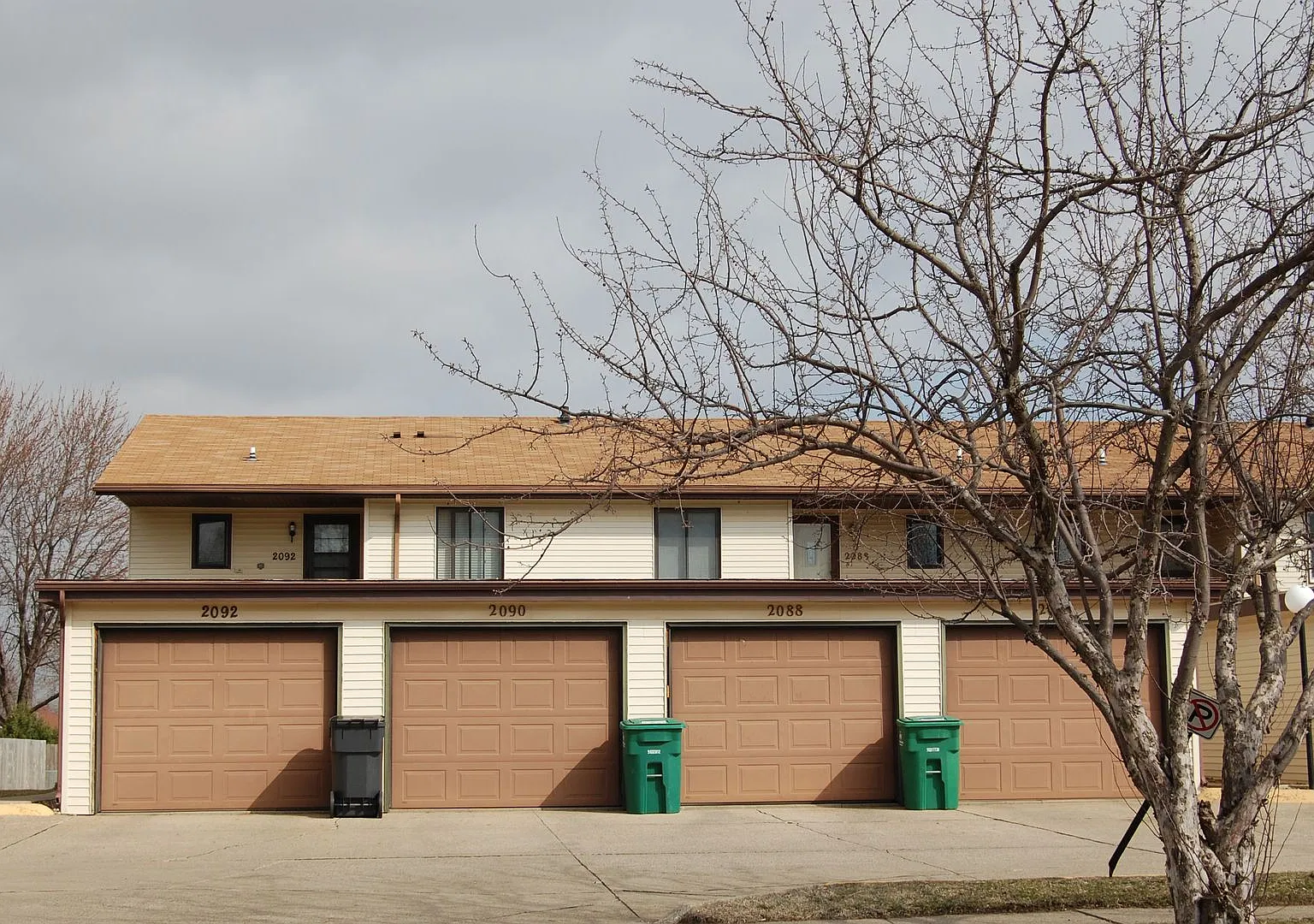 2 Bedroom Ankeny Condo with Garage & Deck — Photo 3