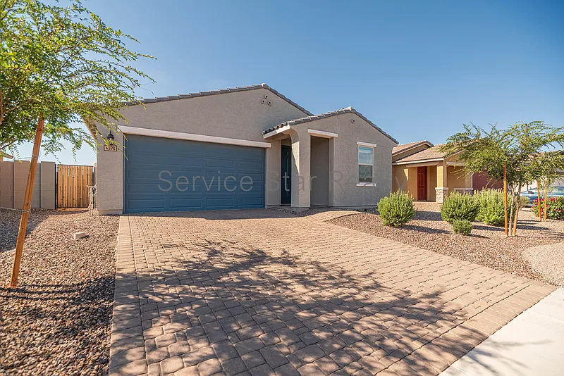 4 bed, 3.0 bath, 2049 sqft, $2,450 — Photo 3