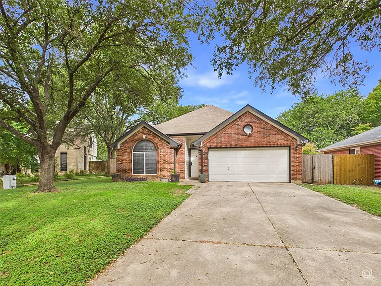 7400 Crepe Myrtle Dr — Photo 29