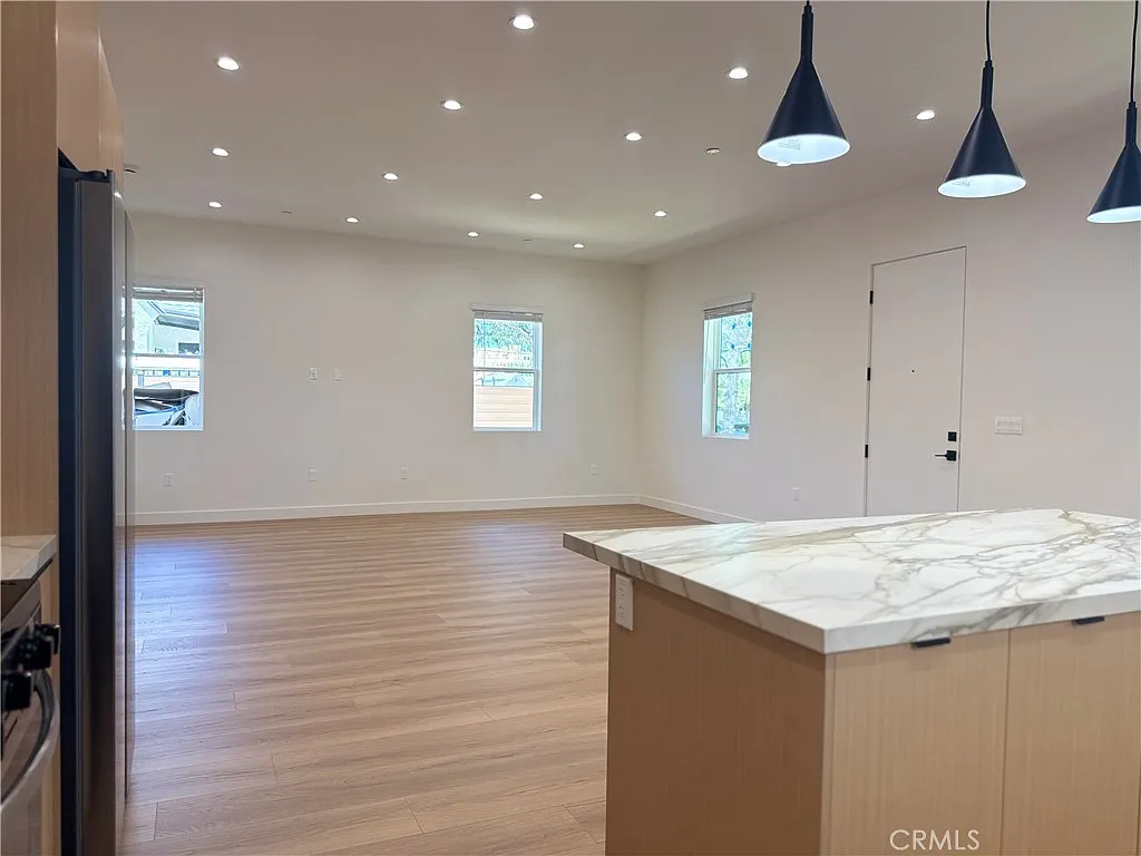 3 bed, 1840 sqft, $8,900 — Photo 2