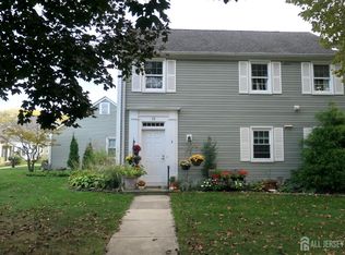 72 N Amherst Ln, Monroe Township, NJ 08831