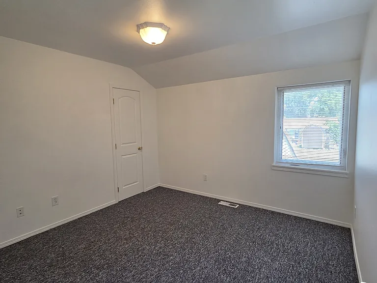1819 Pleasant St — Photo 13