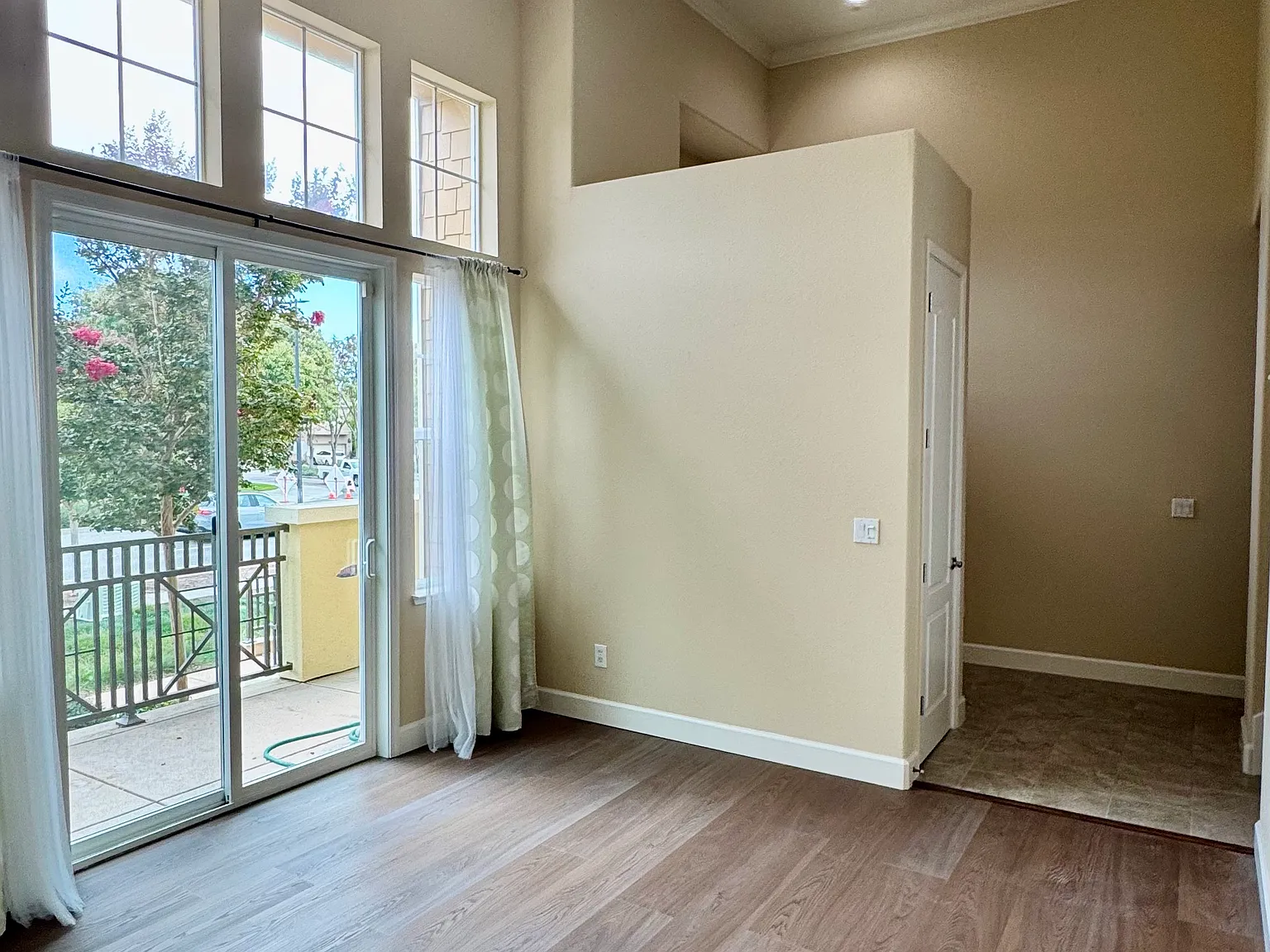 3 bed, 2.5 bath, 1812 sqft, $6,200 — Photo 3