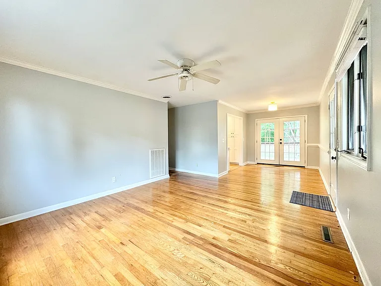 1600 Piper Pl — Photo 3