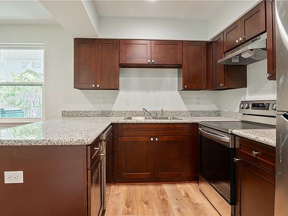 4th image of 2121-23 Neyrey Dr