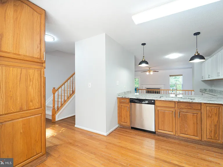 413 Lakeview Ct — Photo 8