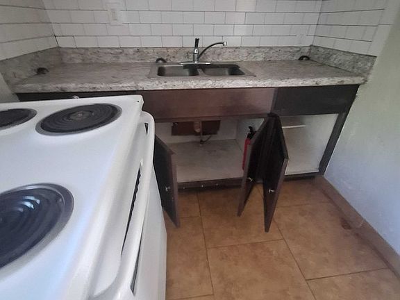 4th image of 6905 NW 13th St APT 12E