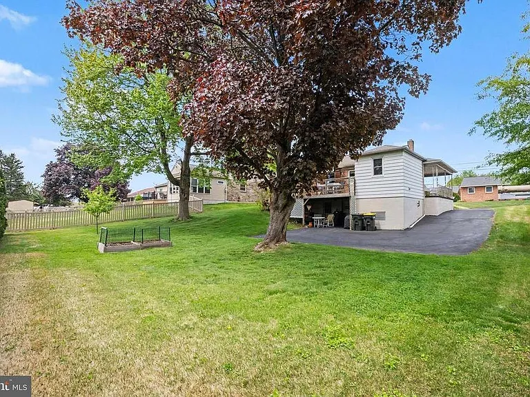422 Westview Dr — Photo 10