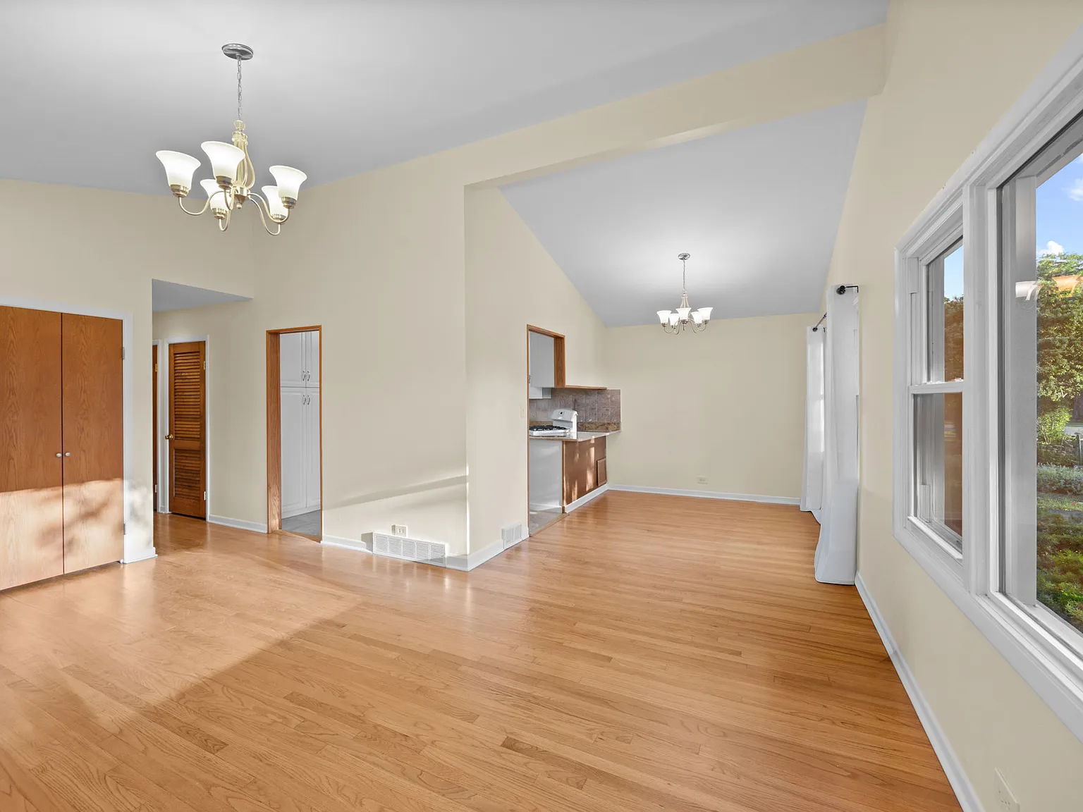 3 bed, 1250 sqft, $4,200 — Photo 3