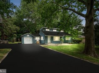 2 Flower Hill Ln, Pennington, NJ 08534