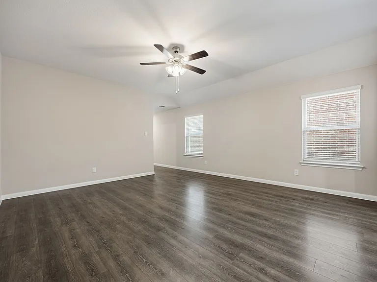 3921 Oak Creek Cir — Photo 2