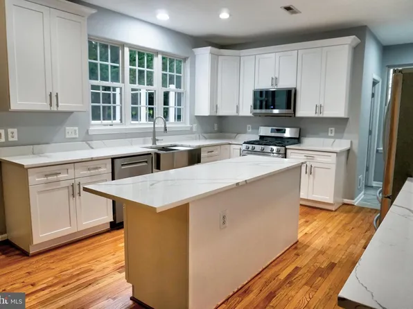 43759 Mink Meadows St, Chantilly, VA 20152