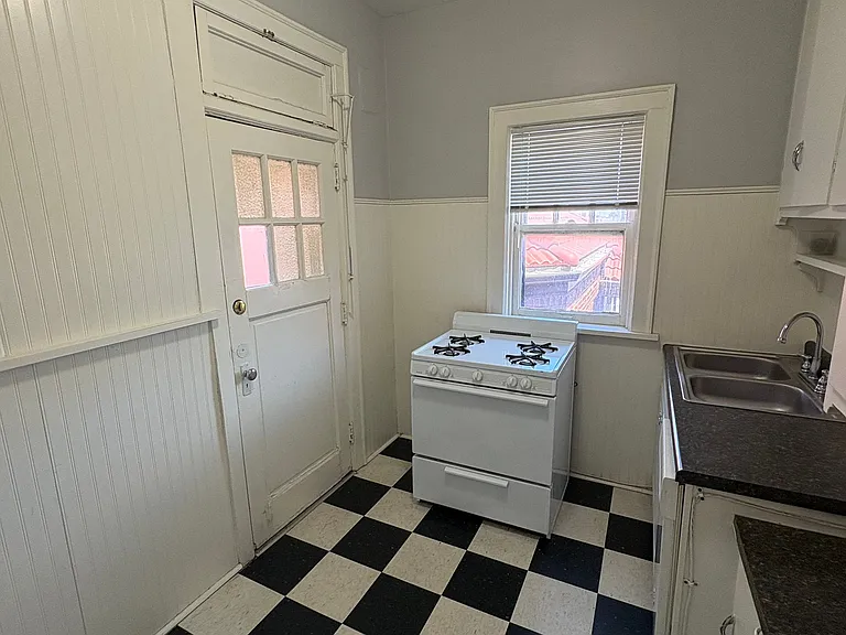 3871 Farnam St #9 — Photo 10