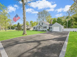 26 Hollins Ln, East Islip, NY 11730