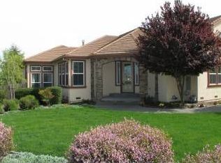 827 Blossom Ct, Petaluma, CA 94952