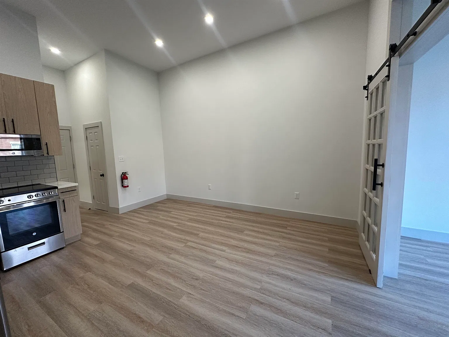 1 bed, 1.0 bath, 422 sqft, $1,650 — Photo 2