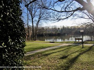 32 Berkshire Ct, Red Bank, NJ 07701