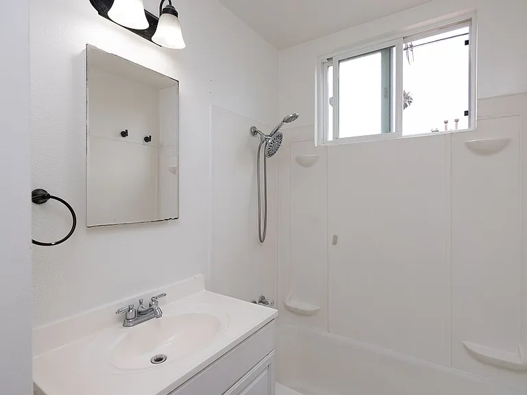 136 Oxnard Ave — Photo 18
