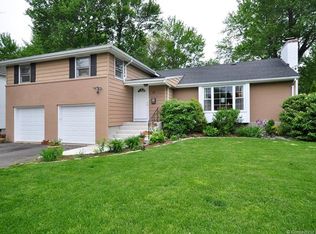 15 Rye Ridge Pkwy, West Hartford, CT 06117