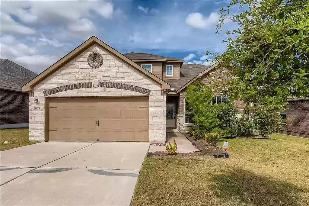 4 bed, 2.5 bath, 2258 sqft, $2,000 — Photo 1