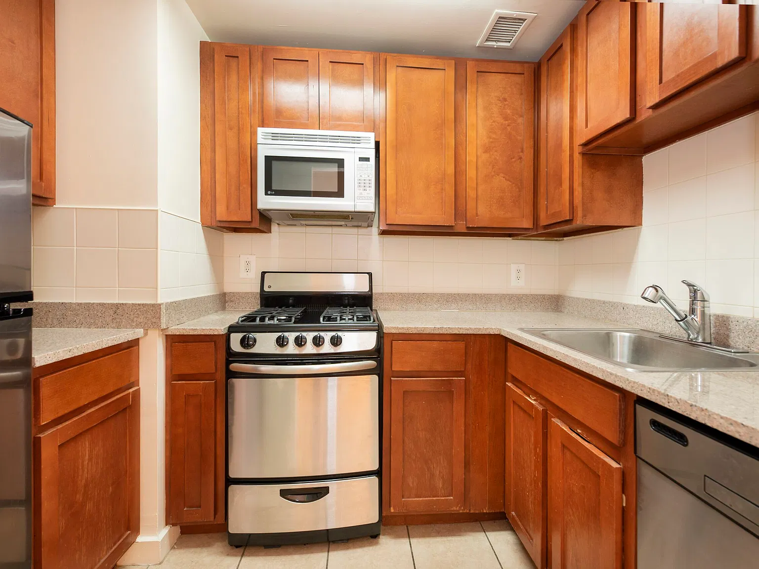 444 Manhattan Avenue — Photo 2
