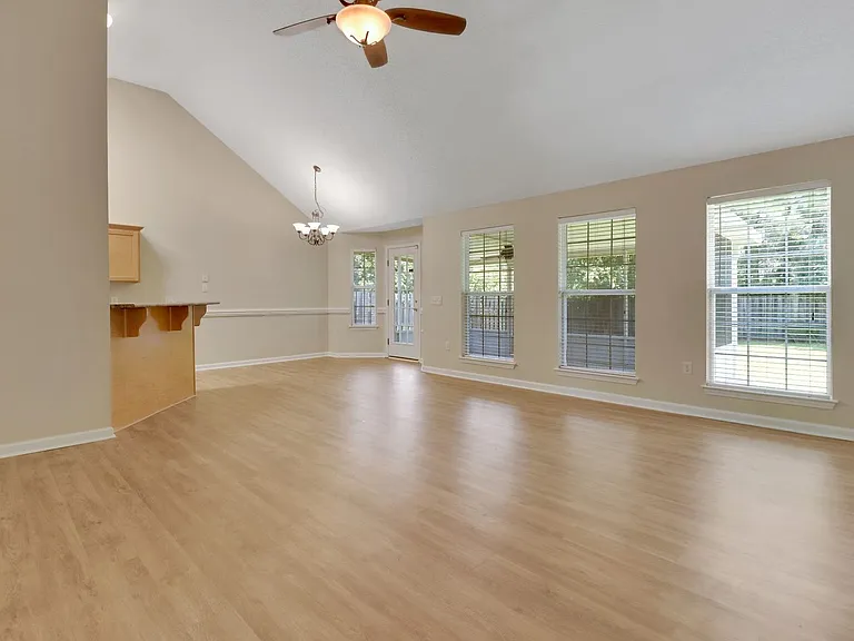 836 Laurel Hill Cir — Photo 8