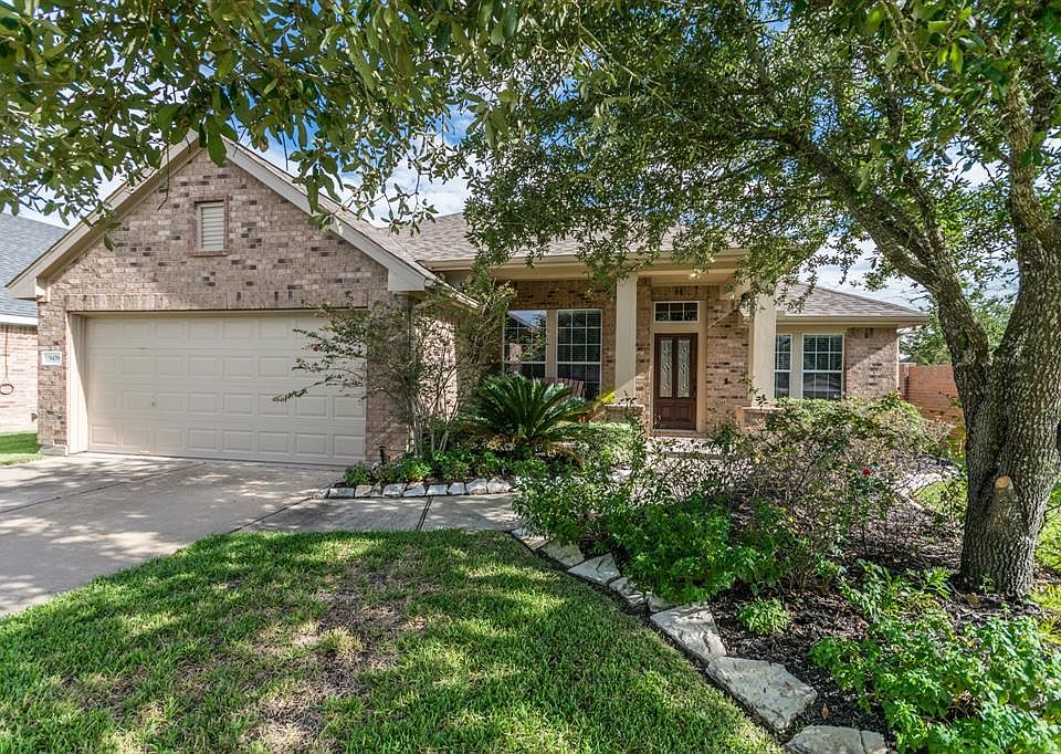 Welcome home !! Beautiful one story in the sought after golf course community of Gleannloch Farms.